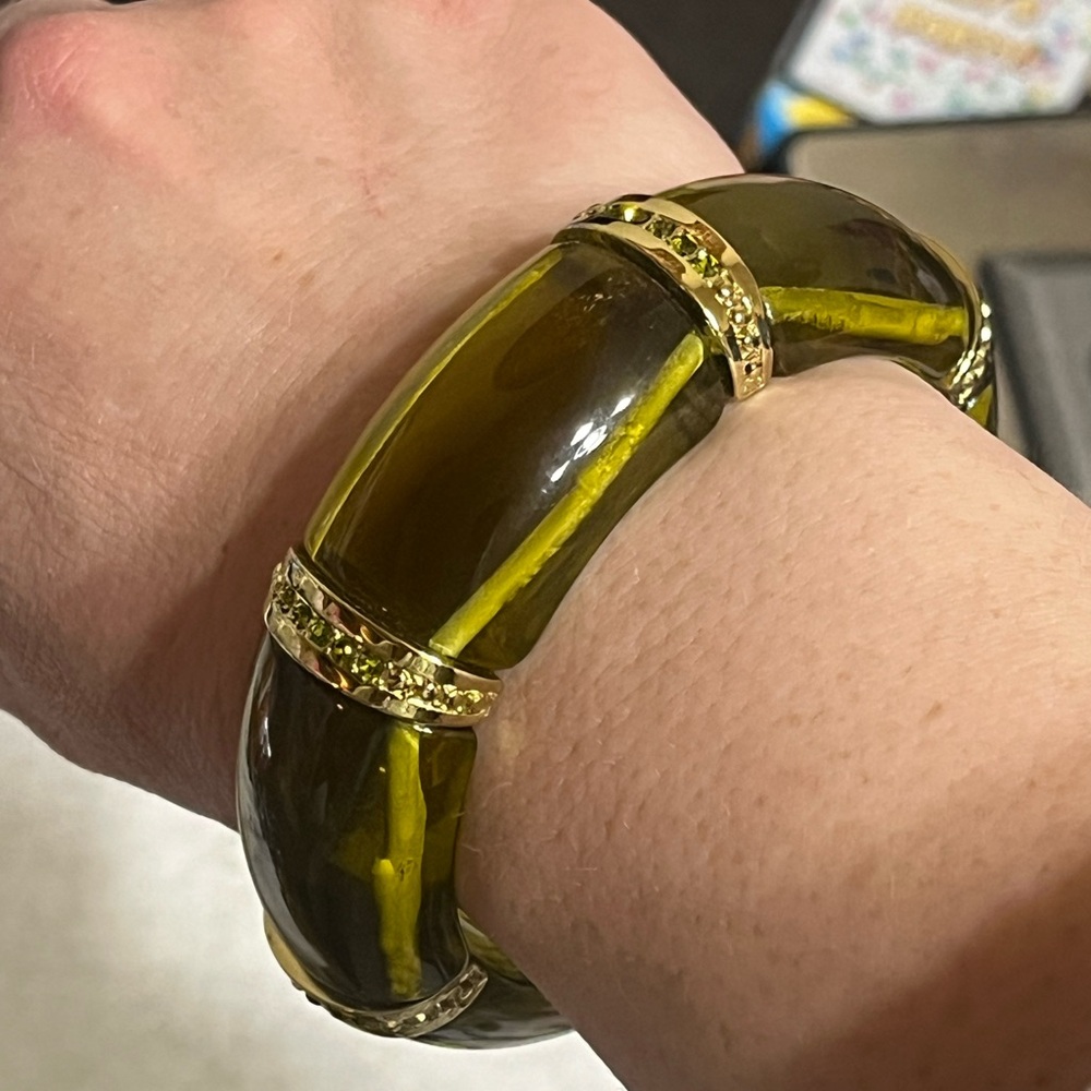 Vintage Translucent Green Bracelet - Picture 9 of 10